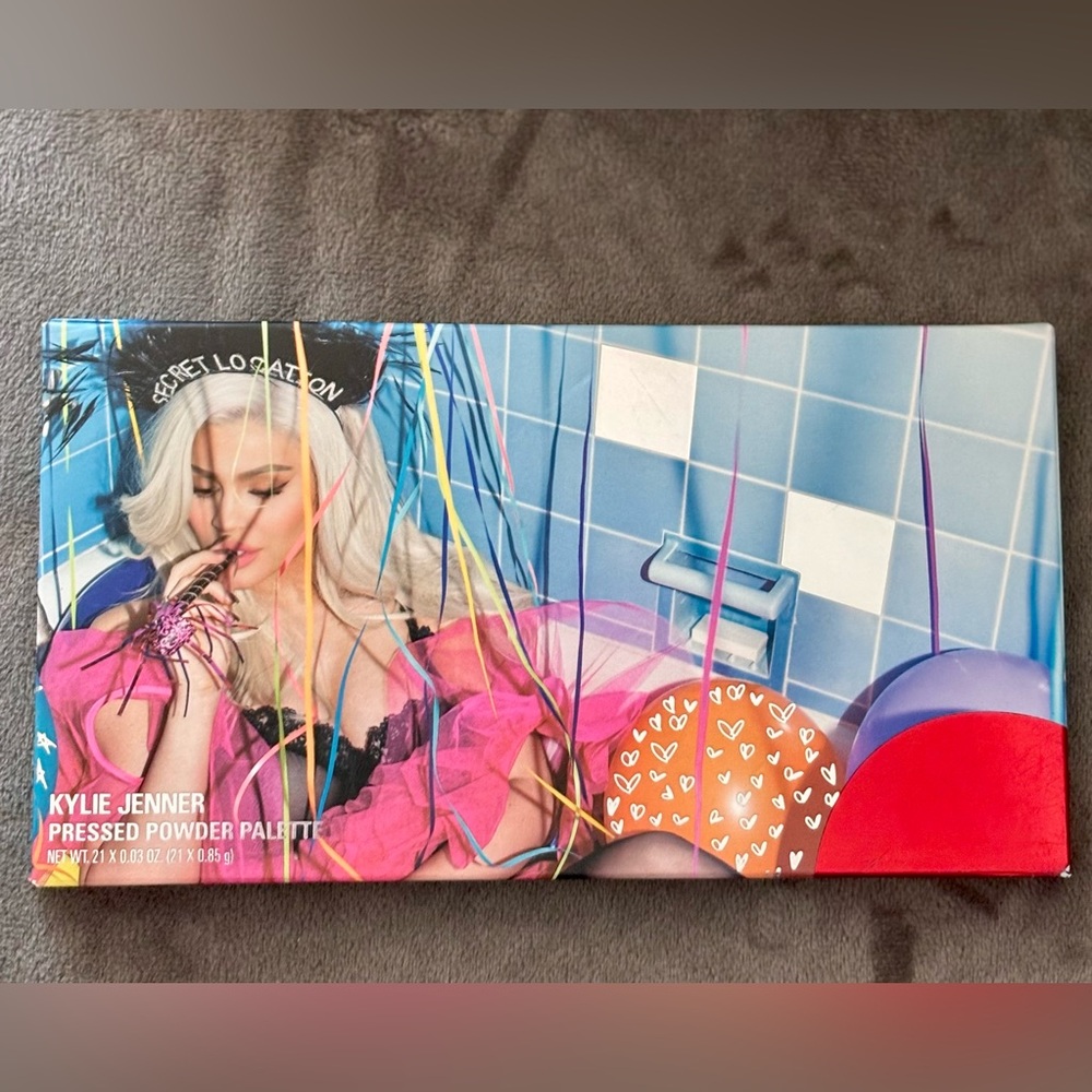 Kylie Jenner- Sipping Pretty pressed powder palette, new in original packaging. - Picture 2 of 3